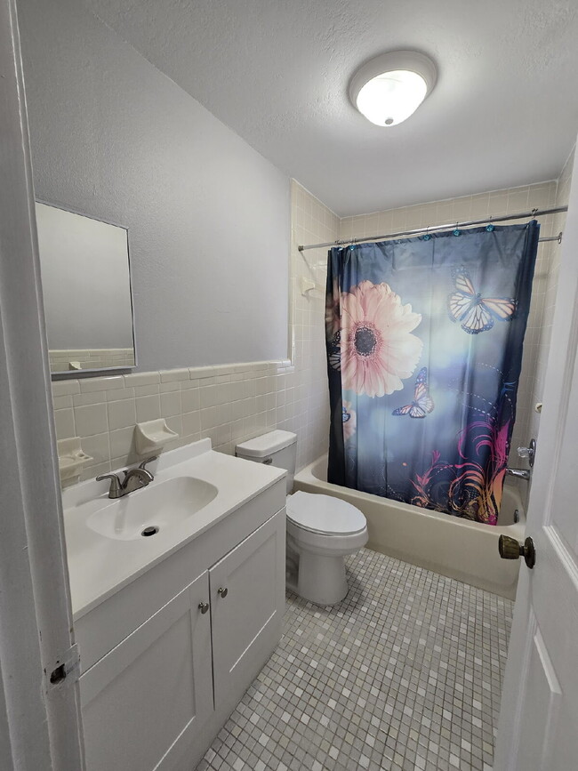 Building Photo - 2 bed, 2 bath duplex in New Port Richey