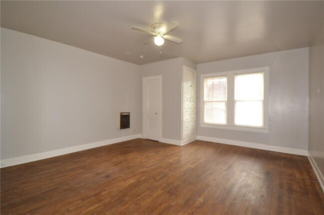 Building Photo - 915 W 21st St