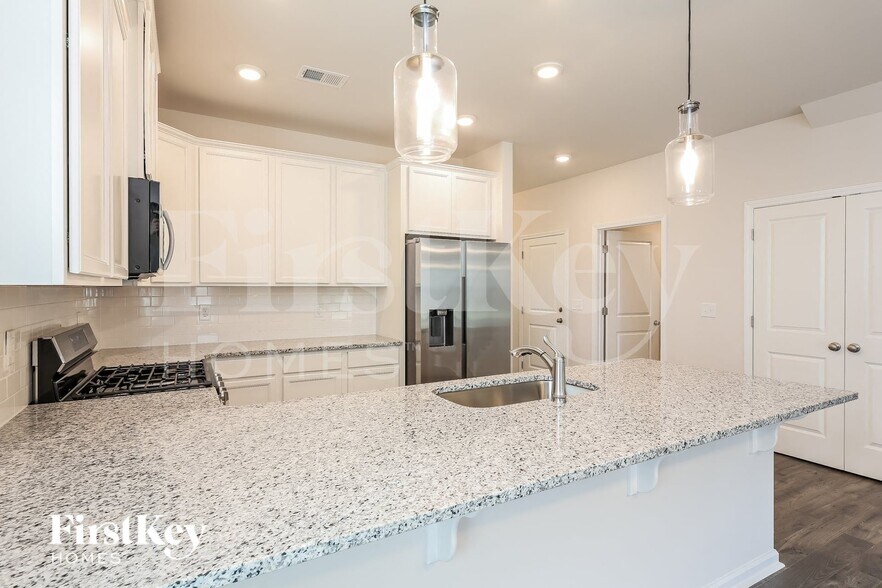Building Photo - 208 Stonefence Dr
