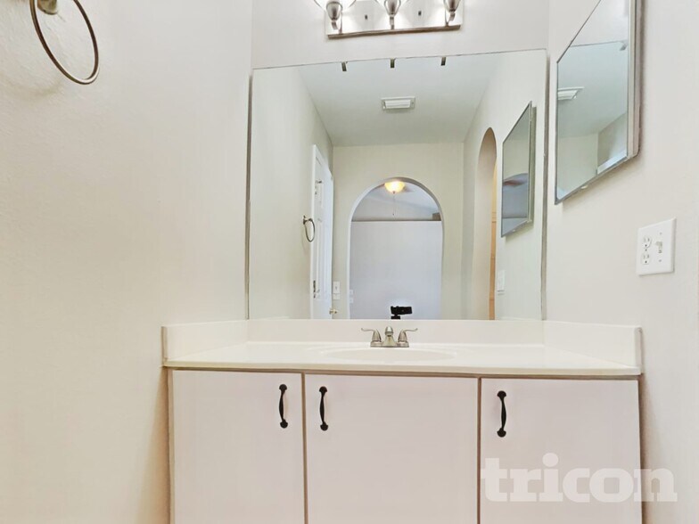 Building Photo - 30602 Birdhouse Dr