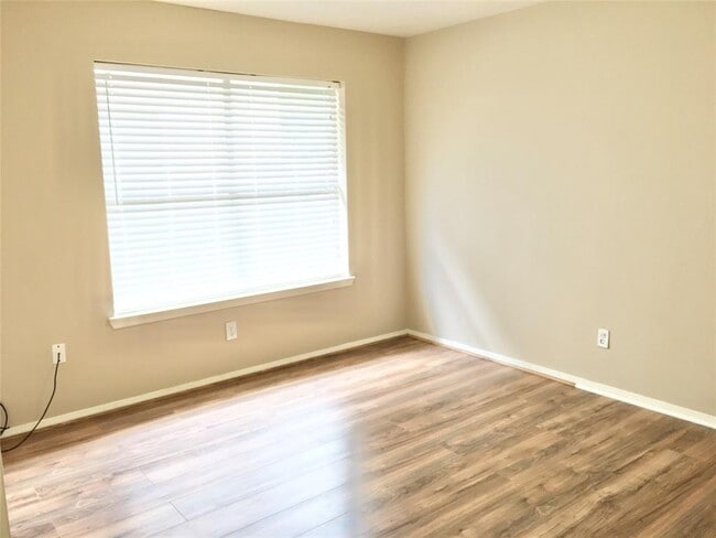 Building Photo - 4935 Linden Pl