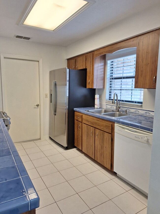 Building Photo - Adorable 2BR 2BA duplex in Shangr La Village