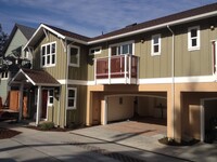 Building Photo - Newer LARGE Duplex!