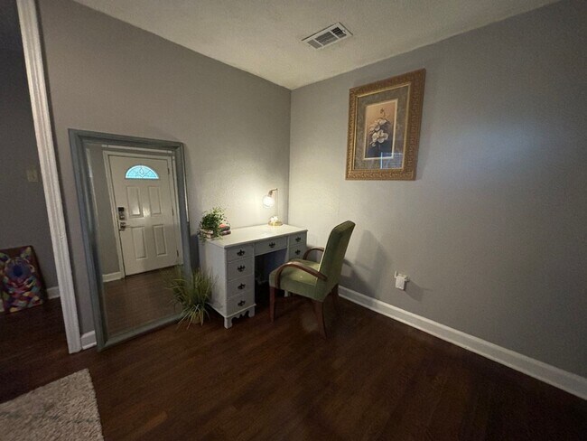 Building Photo - Center