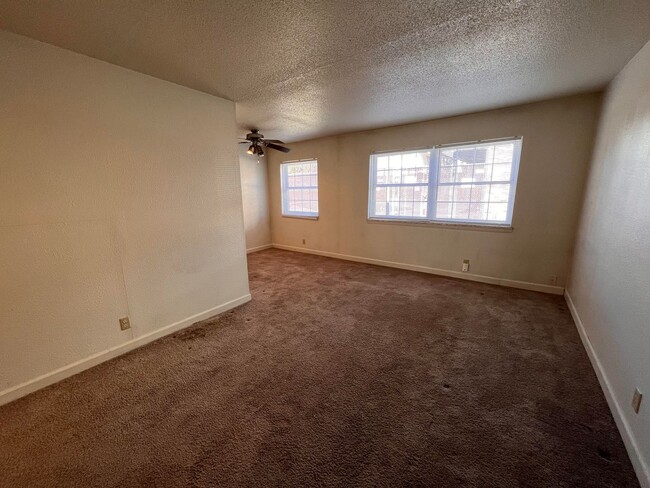 Building Photo - Spacious 1 Bedroom 1 Bath in the heart of Coralville!