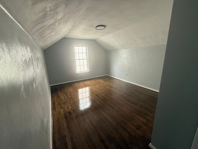 Building Photo - 4826 Golfview Dr NE