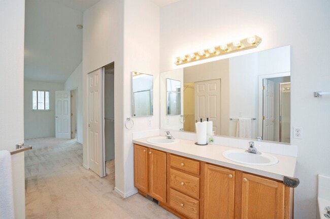 Building Photo - Spacious 4-Bedroom in Renton’s Serenity Ridge