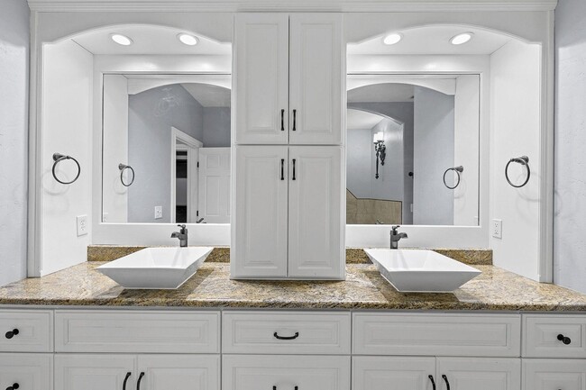 Building Photo - 5 Bedroom Dream Home!