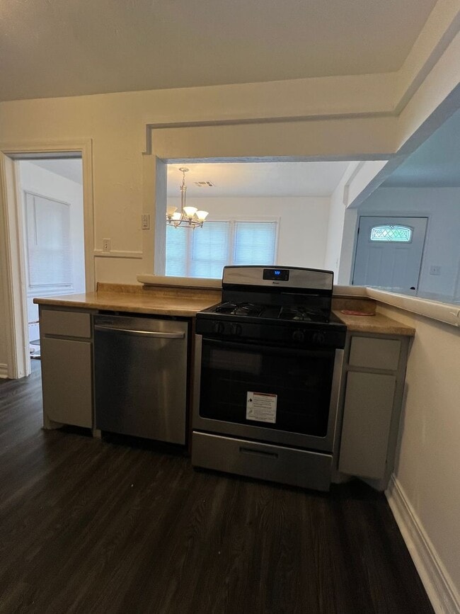 Building Photo - 1136 NW Maple-AVAILABLE NOW!!