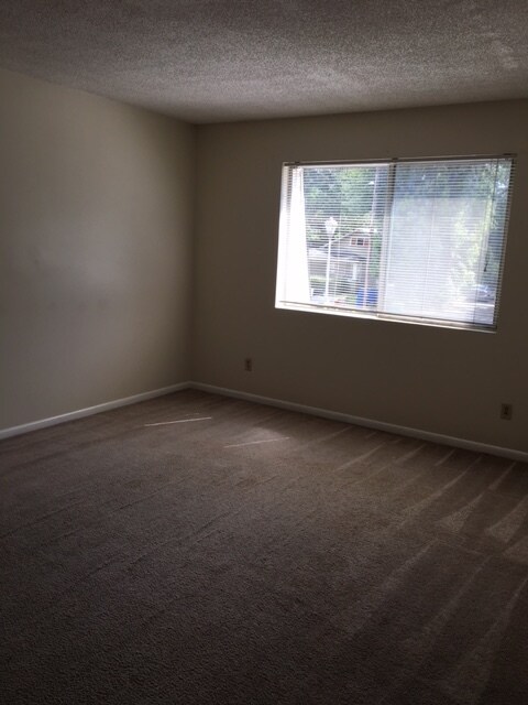 Building Photo - 2 Bedroom Apartment.  Walk to VSU.