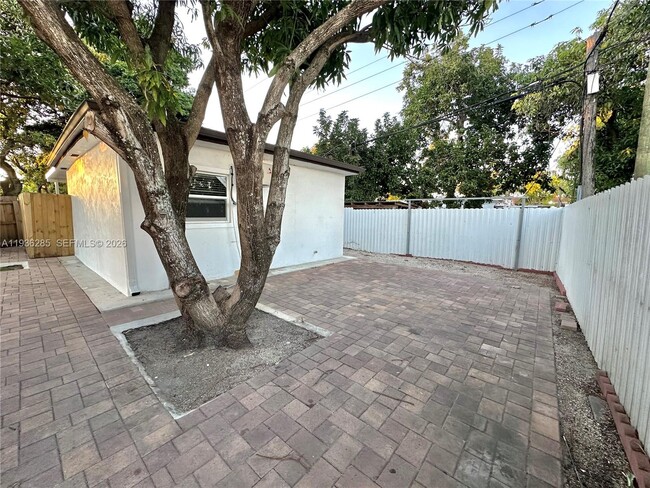 Building Photo - 1211 W 34th St