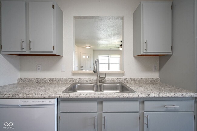 Building Photo - 1723 Farm Meadow Dr