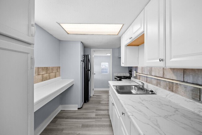 Building Photo - Large 4 bed/1.5 bath House & Section 8 Accepted , Drive by & Apply for just $25** Move in by Dece...