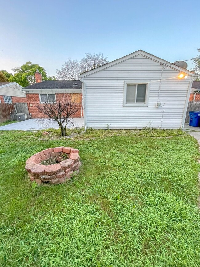 Building Photo - 30816 Grandview Ave