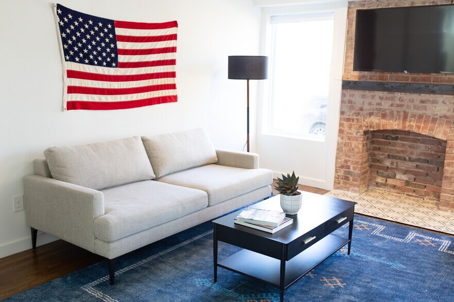 Building Photo - Chapman