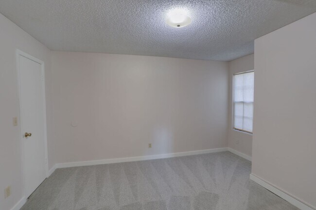 Building Photo - 385 Woodside Dr