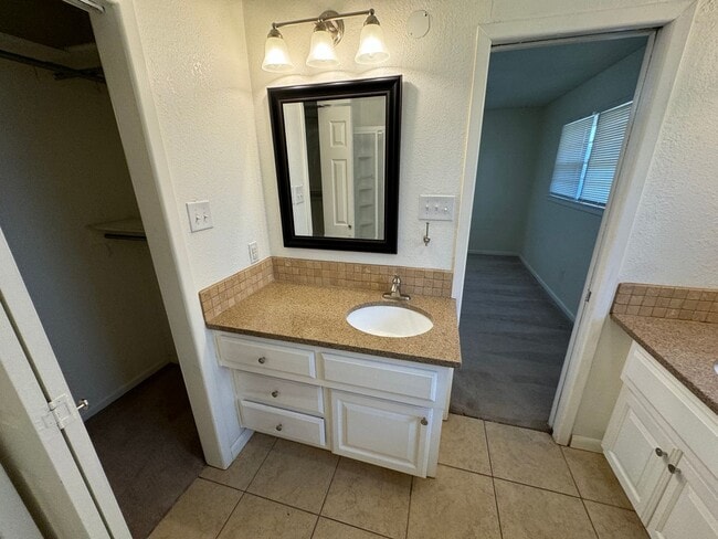 Building Photo - Stunning home located near Frank Higginbot...