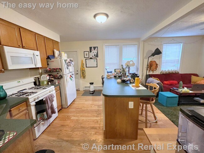 Primary Photo - 387 Columbia St