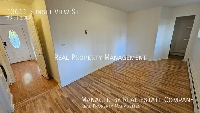 Building Photo - 13611 Sunset View St