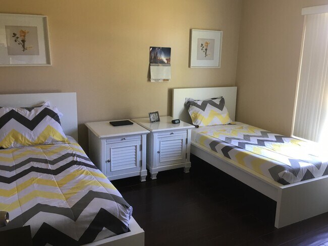 Building Photo - 2161 NE 51st Ct