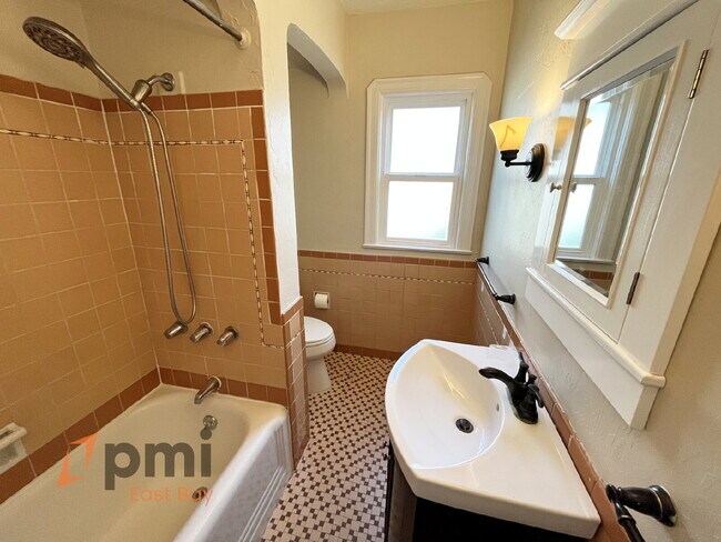 Building Photo - Inviting 2BD Craftsman Bungalow w/ New HVA...