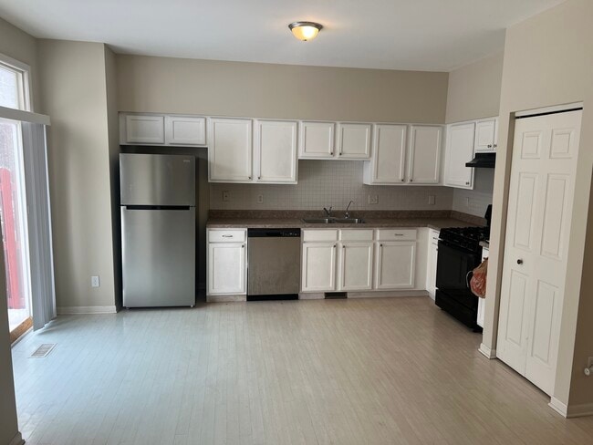 Building Photo - 690 Zachary Dr