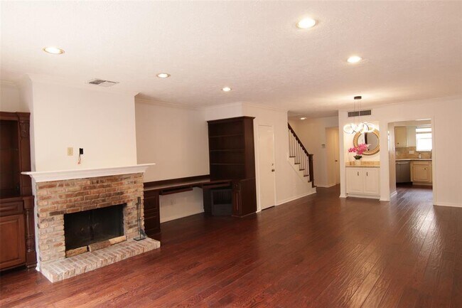 Building Photo - 926 Memorial Village Dr