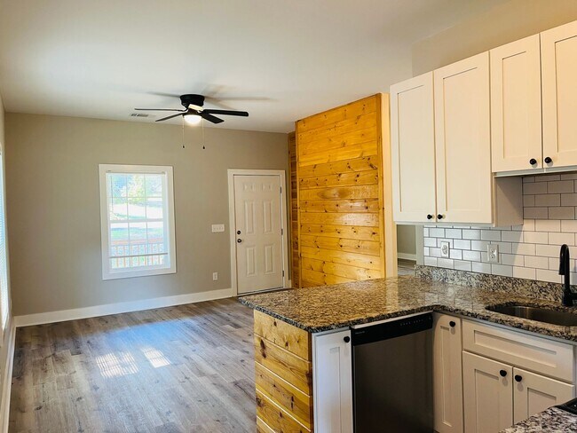Building Photo - Beautifully renovated, 2 bed, 2 full bath,...