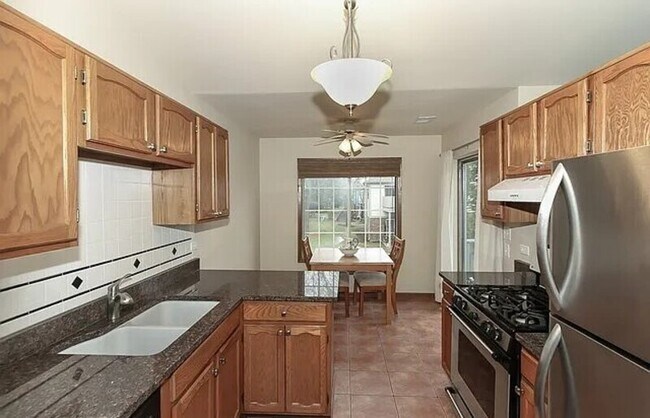 Building Photo - 1732 Chesapeake Ln