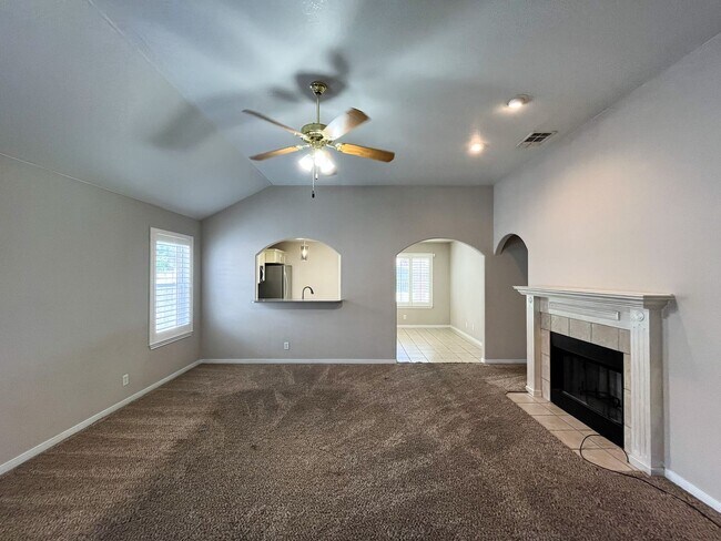 Building Photo - Available NOW  This home is centrally loca...