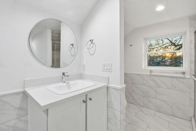 Building Photo - Beautiful Houston Home Featuring a Private Pool