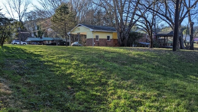 Building Photo - 2 bedroom 1 bath basement apartment with washer and dryer in Forest Hills, Cullowhee NC available...
