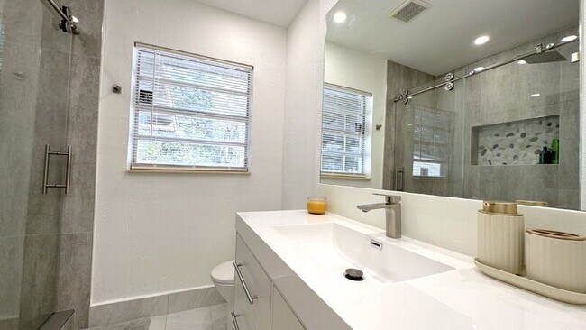 Building Photo - 507 Colfax Dr