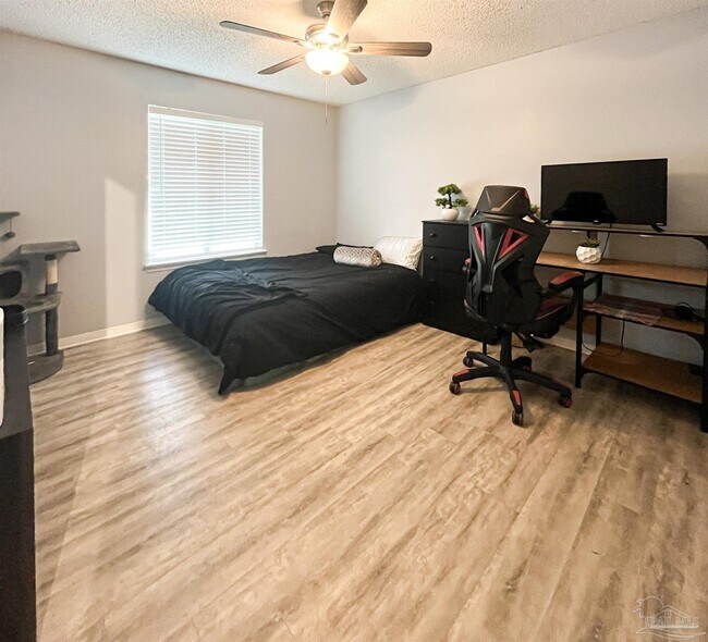 Building Photo - 6843 Lake Charlene Dr