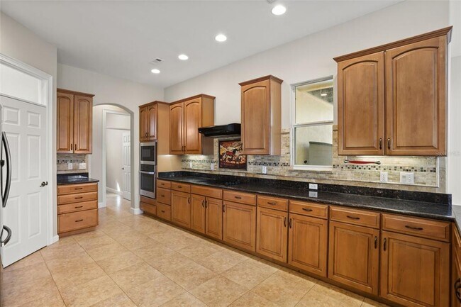 Building Photo - 5554 Palm Lake Cir