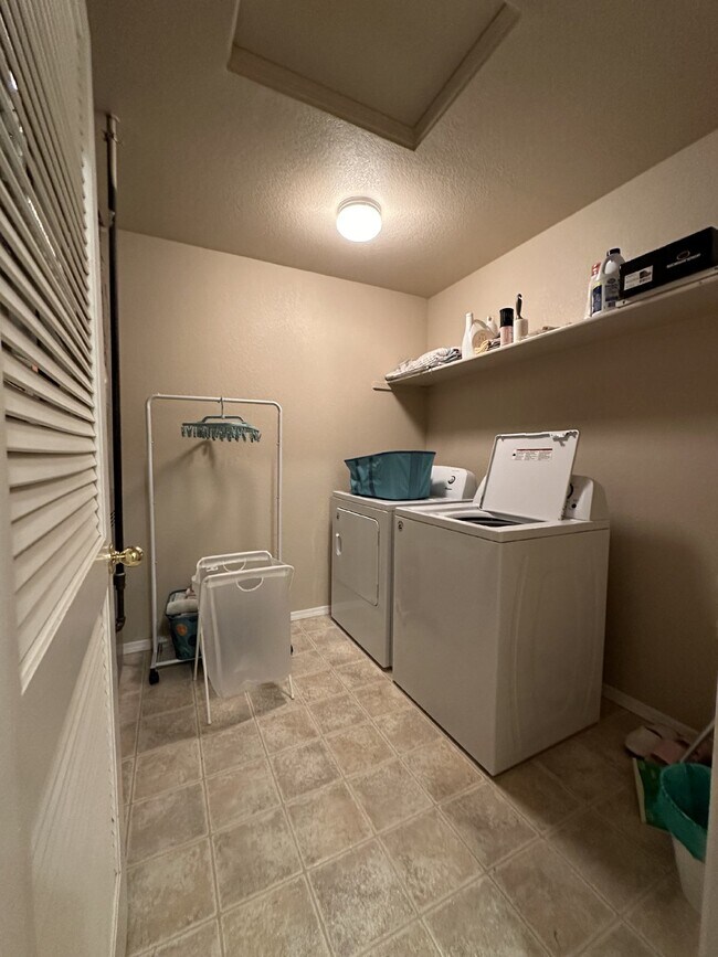 Building Photo - Beautiful home in Villege For Rent, Comfortable Living in a Convenient Central Location