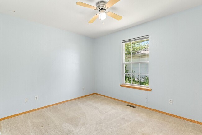 Building Photo - 3 Bedroom, 2 Bathroom Home in Republic Sch...