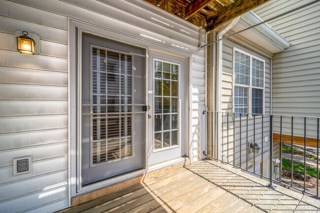 Building Photo - Comfortable Condo Living in Convenient Alexandria Location