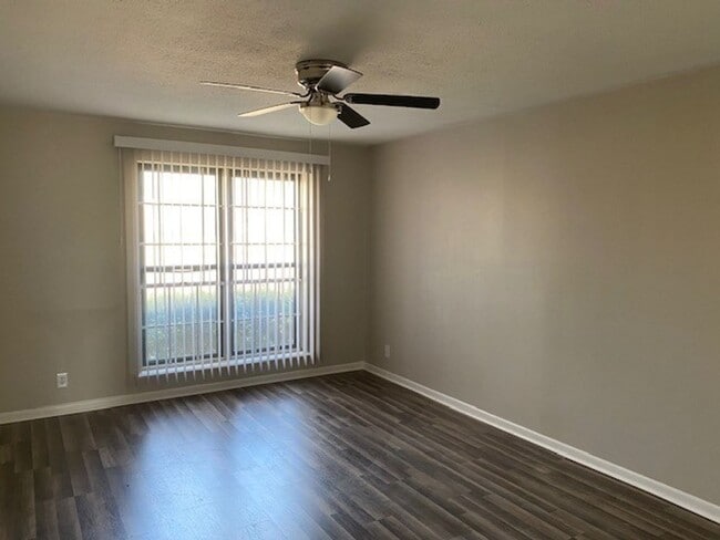 Building Photo - Nice 4 bedroom 2 bath brick home in S. Sherman!