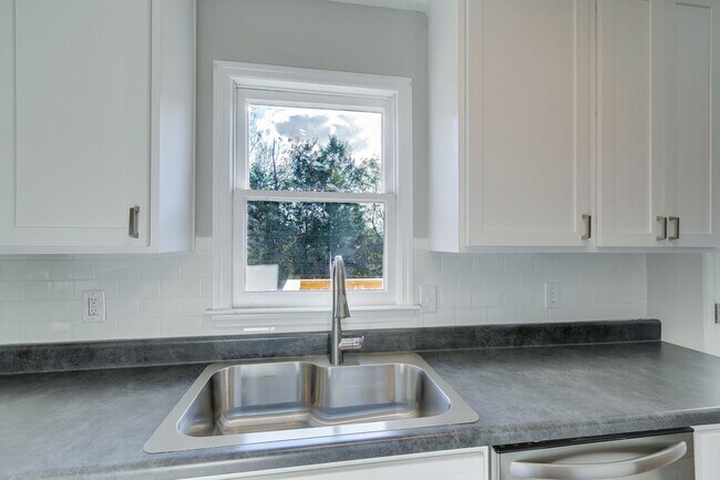 Building Photo - Beautiful Two Bedroom Columbia Duplex – Mi...