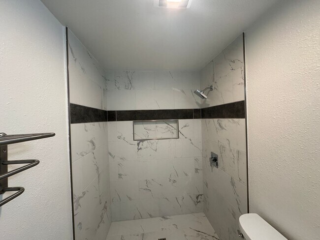 Building Photo - 1046/A/