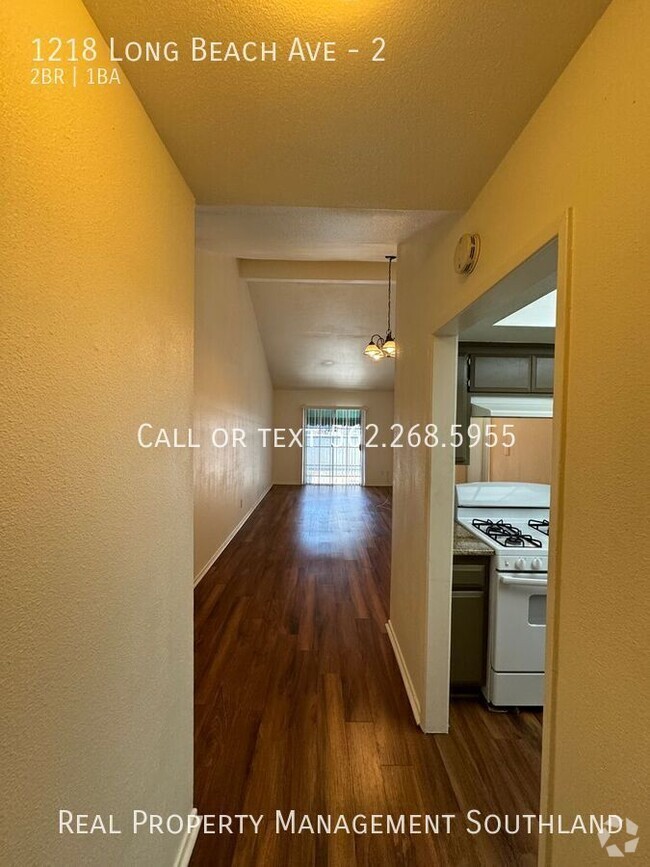 Building Photo - Beautifully Renovated 1 Bed / 1 Bath Apart...