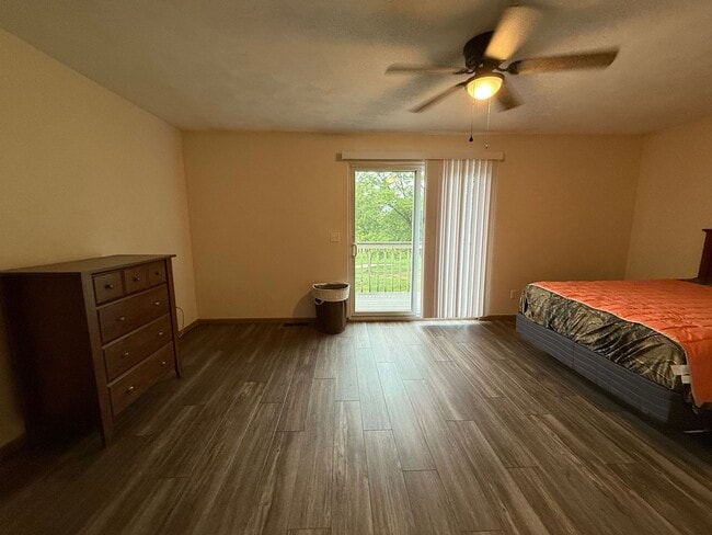 Building Photo - Beautiful 2 Bedroom Townhome - Only Steps ...