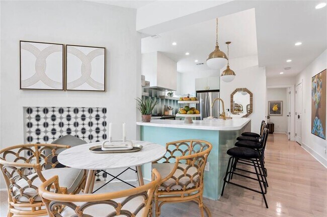 Building Photo - 724 Charles Allen Dr NE