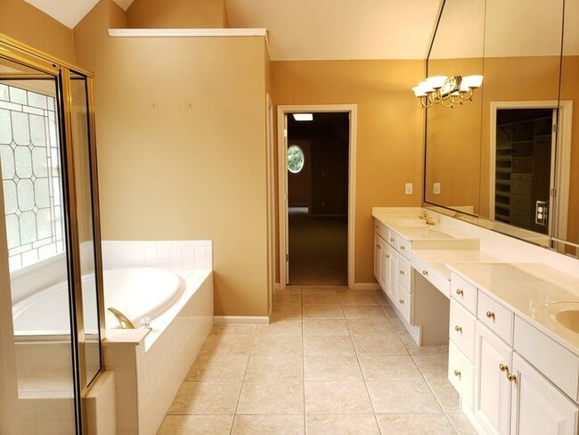 Building Photo - Johns Creek Beauty