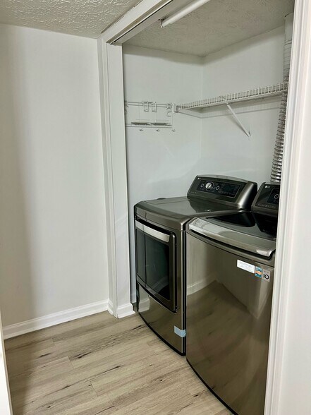 Laundry - 610 Shadywood Ln