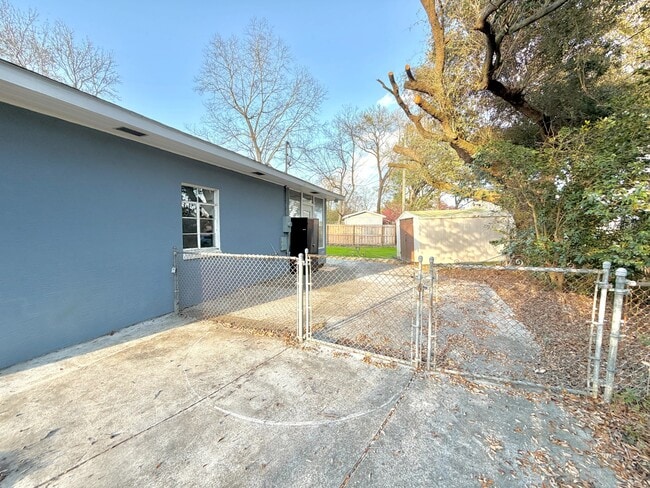 Building Photo - 1216 Eastwood Ave