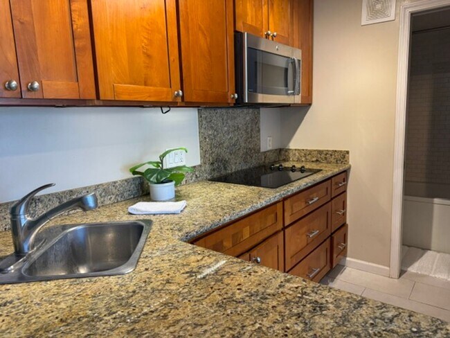 Building Photo - One Bedroom in Honolulu at Queens Villa