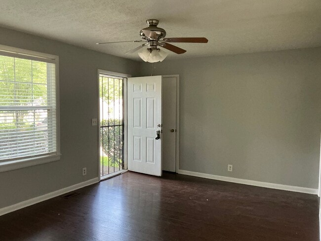 Building Photo - 203 Creekside Dr