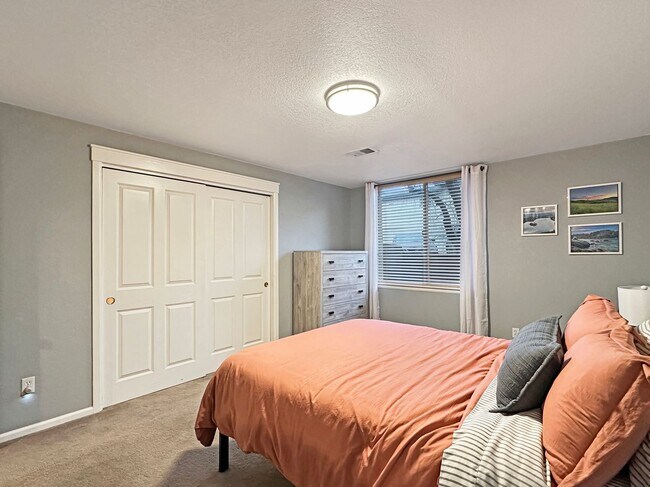 Building Photo - Large 2 bed 2 bath condo for rent near Sloans Lake